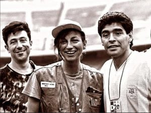 Gianna entre Edoardo Bennato e Diego Maradona. "Un'estate Italiana" foi o primeiro tema feito para uma Copa, pelas mãos do também italiano Giorgio Moroder